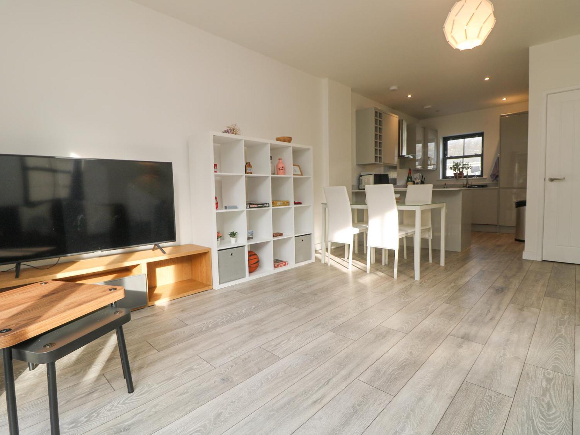 1 Queensway Gardens Хейл Экстерьер фото